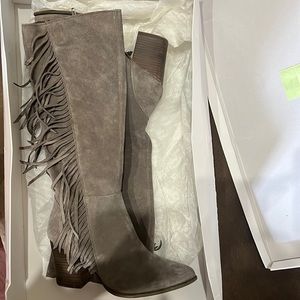 Brand new Steve Madden CACOS taupe sued fringe boots